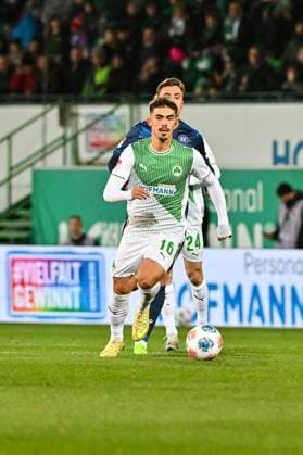 2 Bundesliga SpVgg Greuther Fuerth Karlsruher SC 24 10 2025 FUERTH, GERMANY OCTOBER 24 with ball Hans Aaron KELLER SpVgg Greuther Fuerth 16 during the 2 bundesliga match between SpVgg Greuther Fuerth vs Karlsruher SC on matchday 10 at Sportpark Ronhof Thomas Sommer on October 24, 2025 in Fuerth, Germany DFL REGULATIONS PROHIBIT ANY USE OF PHOTOGRAPHS AS IMAGE SEQUENCES AND OR QUASI VIDEO Copyright: xBEAUTIFULxSPORTS Goldbergx