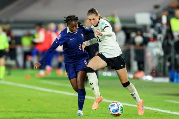 Oriane Jean-Francois (France) und Jule Brand (Germany) kaempfen um den Ball, UEFA Women s Nations League 2024 25 Semi-finals 1st leg, Germany and France, Duesseldorf Arena am 24. October 2025 in Duesseldorf, Deutschland. (Foto von Marco Steinbrenner DeFodi Images) Oriane Jean-Francois (France) und Jule Brand (Germany) battle for the ball, UEFA Women s Nations League 2024 25 Semi-finals 1st leg, Germany and France, Duesseldorf Arena, October 24, 2025 in Duesseldorf, Germany. (Photo by Marco Steinbrenner DeFodi Images) Oriane Jean Francois France and Jule Brand Germany battle for the ball, UEFA Women s Nations League 2024 25 Semi finals 1st leg, Germany and France, Duesseldorf Arena, October 24, 2025 in Duesseldorf, Germany Photo by Marco Steinbrenner DeFodi Images Oriane Jean Francois France and Jule Brand Germany battle for the ball, UEFA Women s Nations League 2024 25 Semi finals 1st leg, Germany and France, Duesseldorf Arena, October 24, 2025 in Duesseldorf, Germany Photo by Marco Steinbrenner DeFodi Images