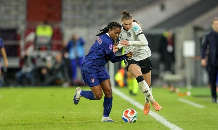 DEU, Düsseldorf, Germany vs France, UEFA Women s Nations League, UEFA, season 2526, Merkur Spiel Arena, semi-final, first leg in the picture from left to right Oriane Jean Francois France , Jule Brand Germany, Olympique Lyon DFB DFL REGULATIONS PROHIBIT ANY USE OF PHOTOGRAPHS AS IMAGE SEQUENCES AND OR QUASI VIDEO, 24 10 2025 Copyright: HMBxMedia HendrikxHamelau