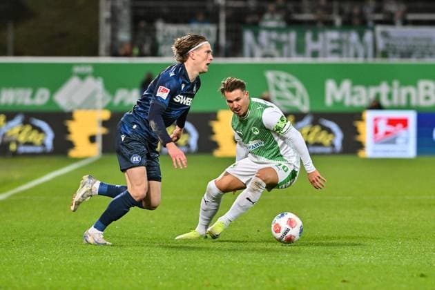 2 Bundesliga SpVgg Greuther Fuerth Karlsruher SC 24 10 2025 FUERTH, GERMANY OCTOBER 24 David HEROLD Karlsruher SC 20 against Felix KLAUS SpVgg Greuther Fuerth 30 during the 2 bundesliga match between SpVgg Greuther Fuerth vs Karlsruher SC on matchday 10 at Sportpark Ronhof Thomas Sommer on October 24, 2025 in Fuerth, Germany DFL REGULATES PROHIBIT ANY USE OF PHOTOGRAPHS AS IMAGE SEQUENCES AND OR QUASI VIDEO Copyright: xBEAUTIFULxSPORTS Goldbergx