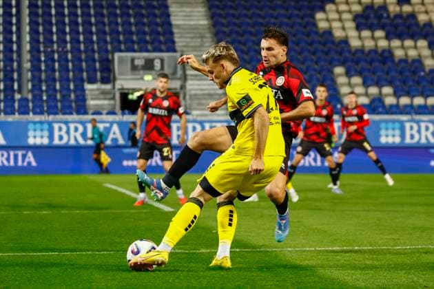 24 10 2025, xavx, Fussball 3 Liga, SV Wehen Wiesbaden Alemannia Aachen v l David Suarez SV Wehen Wiesbaden , Mika Schroers Alemannia Aachen DFL DFB REGULATIONS PROHIBIT ANY USE OF PHOTOGRAPHS as IMAGE SEQUENCES and or QUASI VIDEO Wiesbaden