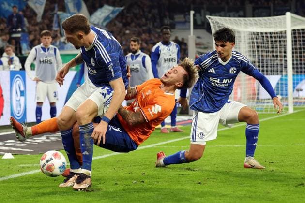 24 10 2025, xrekx, Fußball 2 Bundesliga, FC Schalke 04 SV Darmstadt 98 v l Foul Janik Bachmann FC Schalke 04 an Luca Marseiler SV Darmstadt 98 Mertcan Ayhan FC Schalke 04 DFL DFB REGULATIONS PROHIBIT ANY USE OF PHOTOGRAPHS as IMAGE SEQUENCES and or QUASI VIDEO Gelsenkirchen