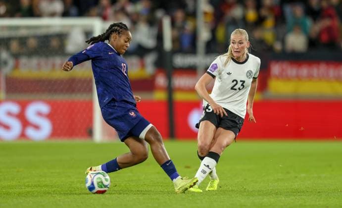 DEU, Düsseldorf, Germany vs France, UEFA Women s Nations League, UEFA, season 2526, Merkur Spiel Arena, semi-final, first leg in the picture from left to right Marie Antoinette Katoto France , Camilla Küver Germany, VfL Wolfsburg DFB DFL REGULATIONS PROHIBIT ANY USE OF PHOTOGRAPHS AS IMAGE SEQUENCES AND OR QUASI VIDEO, 24 10 2025 Copyright: HMBxMedia HendrikxHamelau