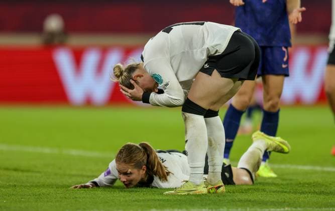 DEU, Düsseldorf, Germany vs France, UEFA Women s Nations League, UEFA, season 2526, Merkur Spiel Arena, semi-final, first leg in the picture Sjoeke Nüsken Germany, FC Chelsea misses the big chance, Franziska Kett Germany, FC Bayern Munich , disappointment DFB DFL REGULATIONS PROHIBIT ANY USE OF PHOTOGRAPHS AS IMAGE SEQUENCES AND OR QUASI VIDEO, 24 10 2025 Copyright: HMBxMedia HendrikxHamelau