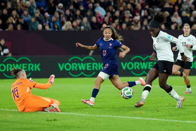 Torhueterin Pauline Peyraud-Magnin (France), Selma Bacha (France) und Nicole Anyomi (Germany) kaempfen um den Ball, UEFA Women s Nations League 2024 25 Semi-finals 1st leg, Germany and France, Duesseldorf Arena am 24. October 2025 in Duesseldorf, Deutschland. (Foto von Marco Steinbrenner DeFodi Images) Torhueterin Pauline Peyraud-Magnin (France), Selma Bacha (France) und Nicole Anyomi (Germany) battle for the ball, UEFA Women s Nations League 2024 25 Semi-finals 1st leg, Germany and France, Duesseldorf Arena, October 24, 2025 in Duesseldorf, Germany. (Photo by Marco Steinbrenner DeFodi Images) Goalkeeper Pauline Peyraud Magnin France , Selma Bacha France and Nicole Anyomi Germany battle for the ball, UEFA Women s Nations League 2024 25 Semi finals 1st leg, Germany and France, Duesseldorf Arena, October 24, 2025 in Duesseldorf, Germany Photo by Marco Steinbrenner DeFodi Images Goalkeeper Pauline Peyraud Magnin France , Selma Bacha France and Nicole Anyomi Germany battle for the ball, UEFA Women s Nations League 2024 25 Semi finals 1st leg, Germany and France, Duesseldorf Arena, October 24, 2025 in Duesseldorf, Germany Photo by Marco Steinbrenner DeFodi Images