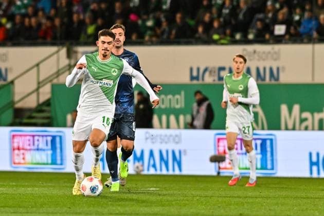 2 Bundesliga SpVgg Greuther Fuerth Karlsruher SC 24 10 2025 FUERTH, GERMANY OCTOBER 24 with ball Hans Aaron KELLER SpVgg Greuther Fuerth 16 during the 2 bundesliga match between SpVgg Greuther Fuerth vs Karlsruher SC on matchday 10 at Sportpark Ronhof Thomas Sommer on October 24, 2025 in Fuerth, Germany DFL REGULATIONS PROHIBIT ANY USE OF PHOTOGRAPHS AS IMAGE SEQUENCES AND OR QUASI VIDEO Copyright: xBEAUTIFULxSPORTS Goldbergx