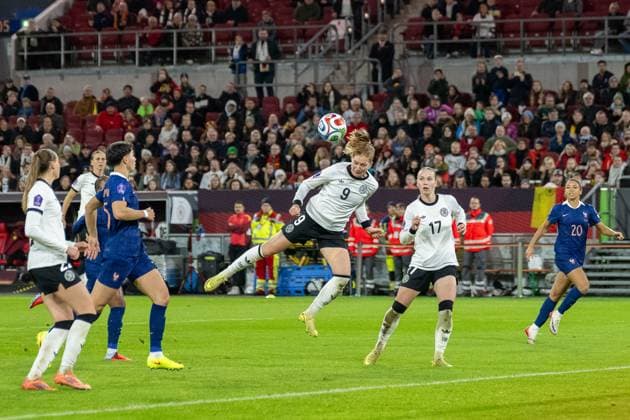24 10 2025, Soccer match, Womens Nations League, semi-final, round 1 of 2, season 2025 2026, Germany France in the Merkur Spiel Arena in Duesseldorf Sjoeke Nuesken Germany, 09 puts the header next to the goal Important note According to FIFA or UEFA regulations, it is prohibited to use or have used photographs taken in the stadium and or of the match in the form of sequential images and or video-like photo series Photo Kirchner Media Thomas Haesler Copyright: xKirchner-Media ThomasxHaeslerx