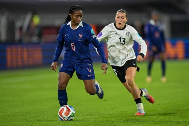 24 10 2025, football international, Womens Nations League, semi-final, round 1 of 2, season 2025 2026, Germany France in the Merkur Spiel Arena in Duesseldorf duel between Oriane Jean Francois France, 06 and Carlotta Wamser Germany, 13 Important note According to the guidelines of FIFA and UEFA, it is prohibited to use or have used photographs taken in the stadium and or from the game in the form of sequential images and or video-like photo series Photo Kirchner Media Thomas Haesler Copyright: xKirchner-Media ThomasxHaeslerx