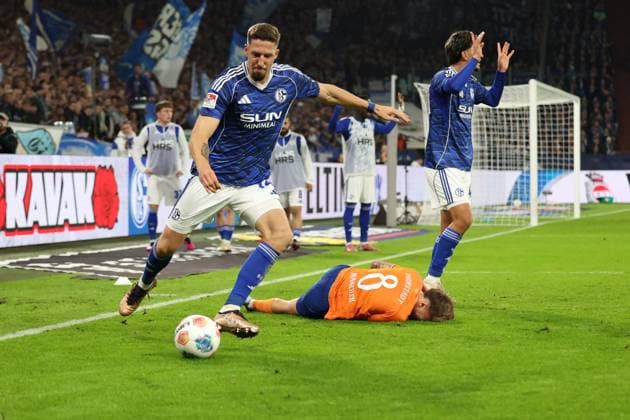 24 10 2025, xrekx, Fußball 2 Bundesliga, FC Schalke 04 SV Darmstadt 98 v l Foul Janik Bachmann FC Schalke 04 an Luca Marseiler SV Darmstadt 98 Mertcan Ayhan FC Schalke 04 DFL DFB REGULATIONS PROHIBIT ANY USE OF PHOTOGRAPHS as IMAGE SEQUENCES and or QUASI VIDEO Gelsenkirchen
