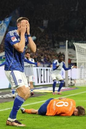 24 10 2025, xrekx, Fußball 2 Bundesliga, FC Schalke 04 SV Darmstadt 98 v l Foul Janik Bachmann FC Schalke 04 an Luca Marseiler SV Darmstadt 98 DFL DFB REGULATIONS PROHIBIT ANY USE OF PHOTOGRAPHS as IMAGE SEQUENCES and or QUASI VIDEO Gelsenkirchen
