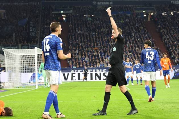 24 10 2025, xrekx, Soccer 2 Bundesliga, FC Schalke 04 SV Darmstadt 98 v l Referee Referee Michael Bacher shows Janik Bachmann FC Schalke 04 the yellow card DFL DFB REGULATIONS PROHIBIT ANY USE OF PHOTOGRAPHS as IMAGE SEQUENCES and or QUASI VIDEO Gelsenkirchen