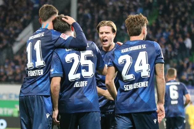 24 10 2025, xpfrx, Fußball 2 Bundesliga, SpVgg Greuther Fuerth Karlsruher SC v l Torjubel nach dem Tor zum celebrating the goal celebrate 0 2 durch Lilian Egloff Karlsruher SC KSC DFL DFB REGULATIONS PROHIBIT ANY USE OF PHOTOGRAPHS as IMAGE SEQUENCES and or QUASI VIDEO Fuerth