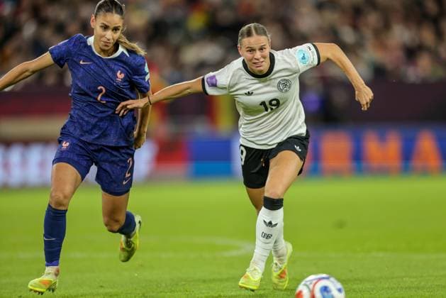 DEU, Düsseldorf, Germany vs France, UEFA Women s Nations League, UEFA, season 2526, Merkur Spiel Arena, semi-final, first leg in the picture from l n r Maëlle Lakrar France , Klara Bühl Germany, FC Bayern Munich , duel DFB DFL REGULATIONS PROHIBIT ANY USE OF PHOTOGRAPHS AS IMAGE SEQUENCES AND OR QUASI VIDEO, 24 10 2025 Copyright: HMBxMedia HendrikxHamelau