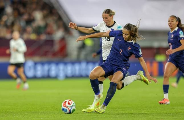 DEU, Düsseldorf, Germany vs France, UEFA Women s Nations League, UEFA, season 2526, Merkur Spiel Arena, semi-final, first leg in the picture f l n r Klara Bühl Germany, FC Bayern Munich , MaÃ lle Lakrar France DFB DFL REGULATIONS PROHIBIT ANY USE OF PHOTOGRAPHS AS IMAGE SEQUENCES AND OR QUASI VIDEO, 24 10 2025 Copyright: HMBxMedia HendrikxHamelau