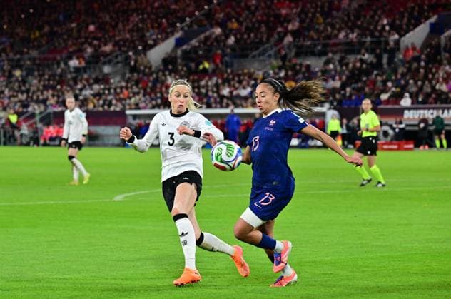 24 10 2025 Duesseldorf Football, Women, Season 2025 2026, UEFA Nations League, Semifinal, Germany vs France duel between v li Kathrin Hendrich Germany , Selma Bacha France DFL regulations prohibit any use of photographs as image sequences and or quasi video Merkur Spiel Arena NRW Germany
