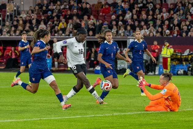 24 10 2025, Soccer international, Womens Nations League, semi-final, round 1 of 2, season 2025 2026, Germany France in the Merkur Spiel Arena in Duesseldorf Nicole Anyomi Germany, 16 puts the ball over the goal Important note According to FIFA or UEFA regulations, it is prohibited to use or have used photographs taken in the stadium and or of the match in the form of sequential images and or video-like photo series Photo Kirchner Media Thomas Haesler Copyright: xKirchner-Media ThomasxHaeslerx