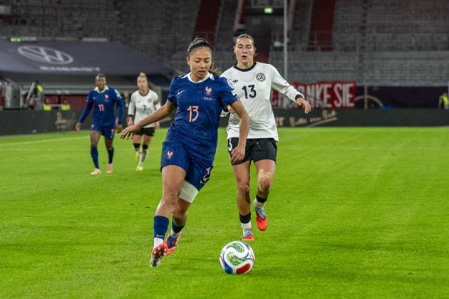 24 10 2025, Soccer international, Womens Nations League, semi-final, round 1 of 2, season 2025 2026, Germany France in the Merkur Spiel Arena in Duesseldorf duel between Selma Bacha France, 13 and Carlotta Wamser Germany, 13 Important note According to the guidelines of FIFA and UEFA, it is prohibited to use or have used photographs taken in the stadium and or from the game in the form of sequential images and or video-like photo series Photo Kirchner Media Thomas Haesler Copyright: xKirchner-Media ThomasxHaeslerx