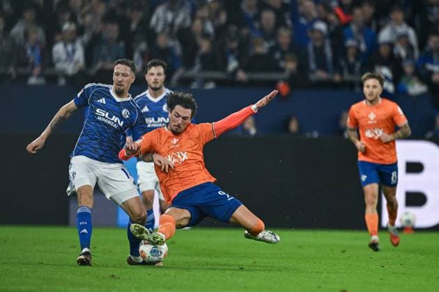 24 10 2025, Football, 2 Bundesliga, Season 2025 2026, Matchday 10, FC Schalke 04 SV Darmstadt, Janik Bachmann FC Schalke 04 , Fraser Hornby SV Darmstadt xRHR PHOTO YYx Copyright: KROEGER RHR-FOTOx RHR-FOTO YY