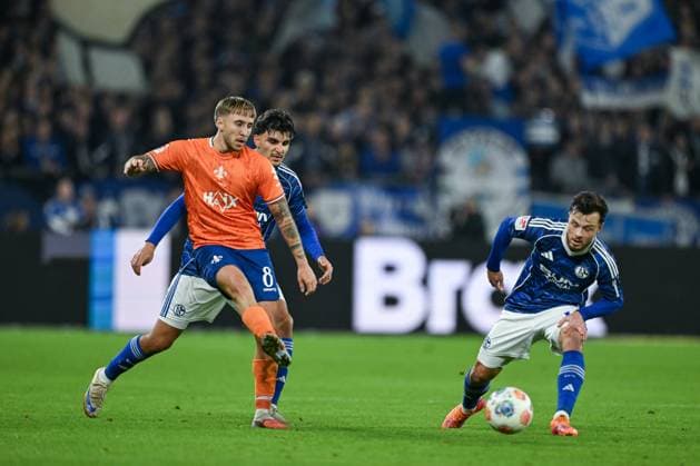24 10 2025, Football, 2 Bundesliga, Season 2025 2026, Matchday 10, FC Schalke 04 SV Darmstadt, Luca Marseiler SV Darmstadt , Mertcan Ayhan FC Schalke 04 , Adrian Gantenbein FC Schalke 04 xRHR PHOTO YYx Copyright: KROEGER RHR-FOTOx RHR-FOTO YY
