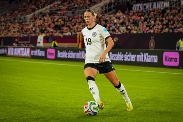 Football UEFA Womens Nations League 2024 25, semi-final Germany vs France Merkur Spiel Arena Düsseldorf Klara Bühl Klara Buhl Germany, 19 Sponsor Bande Klarna Copyright: xJOERANxSTEINSIEKx