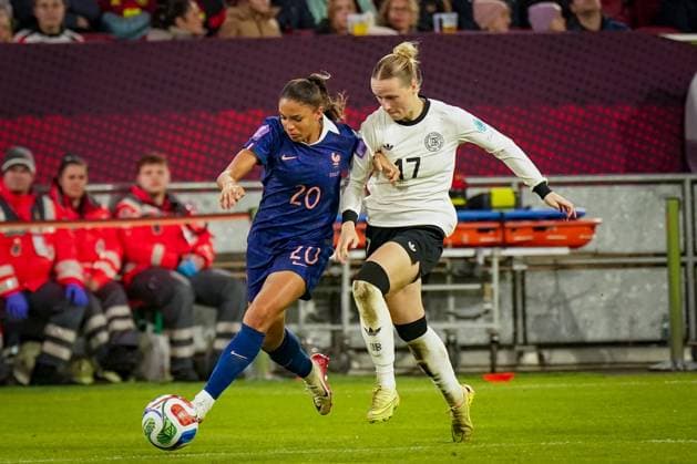 Football UEFA Womens Nations League 2024 25, semi-final Germany vs France Merkur Spiel Arena Düsseldorf Delphine Cascarino France, 20 Franziska Kett Germany, 17 Düsseldorf North Rhine-Westphalia Germany Copyright: xJOERANxSTEINSIEKx