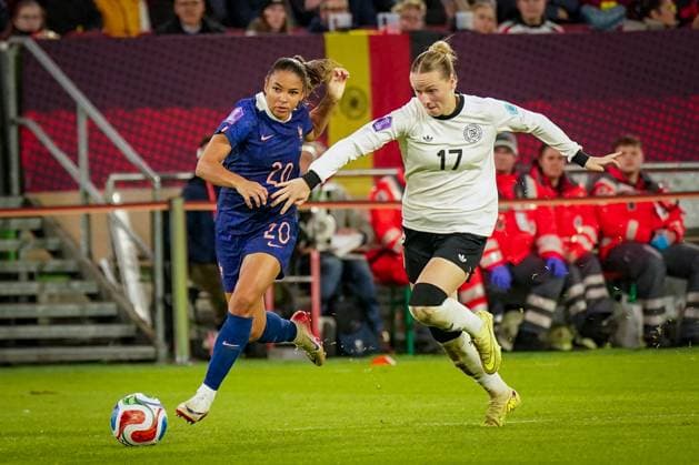 Football UEFA Womens Nations League 2024 25, semi-final Germany vs France Merkur Spiel Arena Düsseldorf Delphine Cascarino France, 20 Franziska Kett Germany, 17 Düsseldorf North Rhine-Westphalia Germany Copyright: xJOERANxSTEINSIEKx