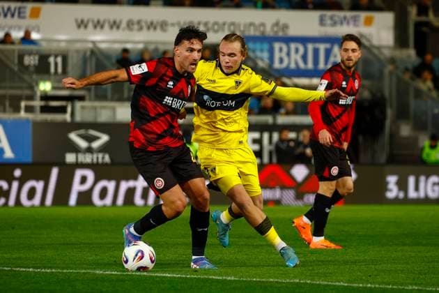 24 10 2025, xavx, Fussball 3 Liga, SV Wehen Wiesbaden Alemannia Aachen v l David Suarez SV Wehen Wiesbaden , Lars Gindorf Alemannia Aachen DFL DFB REGULATIONS PROHIBIT ANY USE OF PHOTOGRAPHS as IMAGE SEQUENCES and or QUASI VIDEO Wiesbaden