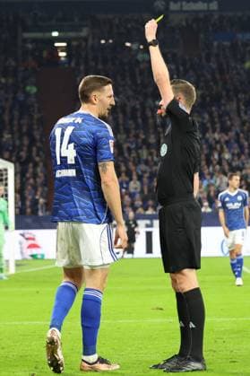 24 10 2025, xrekx, Soccer 2 Bundesliga, FC Schalke 04 SV Darmstadt 98 v l Referee Referee Michael Bacher shows Janik Bachmann FC Schalke 04 the yellow card DFL DFB REGULATIONS PROHIBIT ANY USE OF PHOTOGRAPHS as IMAGE SEQUENCES and or QUASI VIDEO Gelsenkirchen