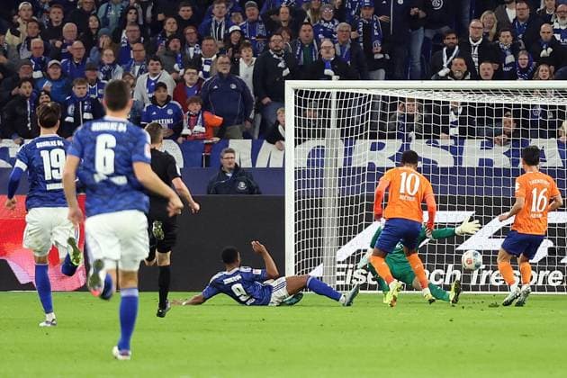 24 10 2025, xrekx, Fußball 2 Bundesliga, FC Schalke 04 SV Darmstadt 98 v l Torchance Moussa Sylla FC Schalke 04 Parade Marcel Schuhen SV Darmstadt 98 DFL DFB REGULATIONS PROHIBIT ANY USE OF PHOTOGRAPHS as IMAGE SEQUENCES and or QUASI VIDEO Gelsenkirchen