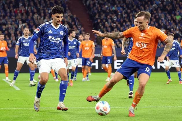 24 10 2025, xrekx, Fußball 2 Bundesliga, FC Schalke 04 SV Darmstadt 98 v l Mertcan Ayhan FC Schalke 04 Luca Marseiler SV Darmstadt 98 Zweikampf, Aktion, action, battle for the ball DFL DFB REGULATIONS PROHIBIT ANY USE OF PHOTOGRAPHS as IMAGE SEQUENCES and or QUASI VIDEO Gelsenkirchen