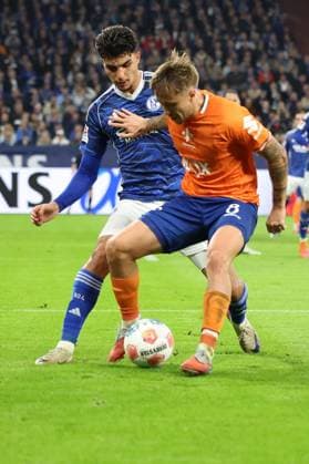 24 10 2025, xrekx, Fußball 2 Bundesliga, FC Schalke 04 SV Darmstadt 98 v l Mertcan Ayhan FC Schalke 04 Luca Marseiler SV Darmstadt 98 Zweikampf, Aktion, action, battle for the ball DFL DFB REGULATIONS PROHIBIT ANY USE OF PHOTOGRAPHS as IMAGE SEQUENCES and or QUASI VIDEO Gelsenkirchen
