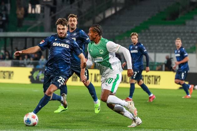 Lilian Egloff 25 Karlsruher SC in duel with David Abrangao SpvVgg Greuther Fuerth 40, SpVgg Greuther Fuerth vs Karlsruher SC, Football, Men, DFL, 2 Bundesliga, Season 2025 2026, Sportpark Ronhof Thomas Sommer, 10 Matchday, 24 10 2025 Fuerth Bavaria Germany Copyright: xkolbert-press MartinxAgüerax