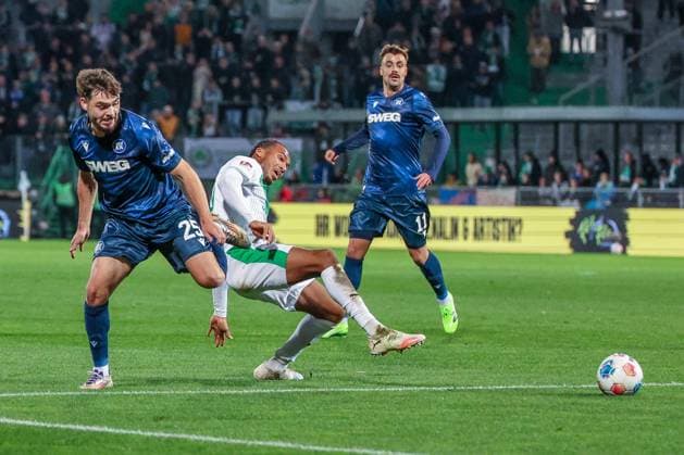 Lilian Egloff 25 Karlsruher SC in duel with David Abrangao SpvVgg Greuther Fuerth 40, SpVgg Greuther Fuerth vs Karlsruher SC, Football, Men, DFL, 2 Bundesliga, Season 2025 2026, Sportpark Ronhof Thomas Sommer, 10 Matchday, 24 10 2025 Fuerth Bavaria Germany Copyright: xkolbert-press MartinxAgüerax