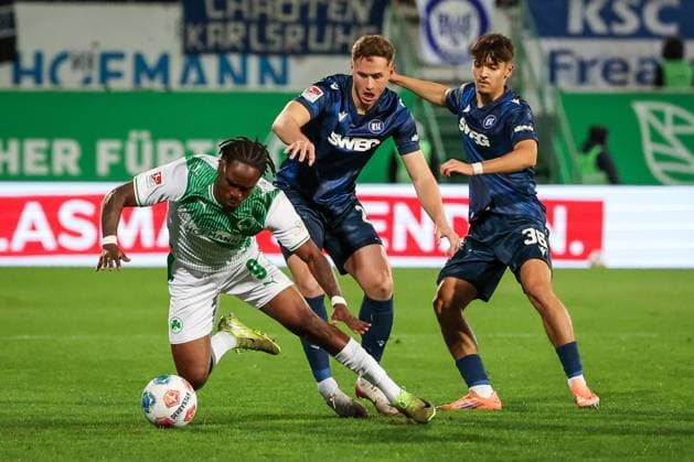 Noel Futkeu 9 Spvgg Greuther Fuerth is fouled by Christoph Kobald 22 Karlsruher SC, with Rafael Pinto Pedrosa 36 Karlsruher SC , SpVgg Greuther Fuerth vs Karlsruher SC, Football, Men, DFL, 2 Bundesliga, Season 2025 2026, Sportpark Ronhof Thomas Sommer, Matchday 10, 24 10 2025 Fuerth Bayern Germany Copyright: xkolbert-press MartinxAgüerax