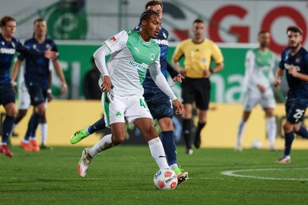 David Abrangao 40 SpVgg Greuther Fuerth in action, SpVgg Greuther Fuerth vs Karlsruher SC, Football, Men, DFL, 2 Bundesliga, Season 2025 2026, Sportpark Ronhof Thomas Sommer, 10 Matchday, 24 10 2025 Fuerth Bavaria Germany Copyright: xkolbert-press MartinxAgüerax