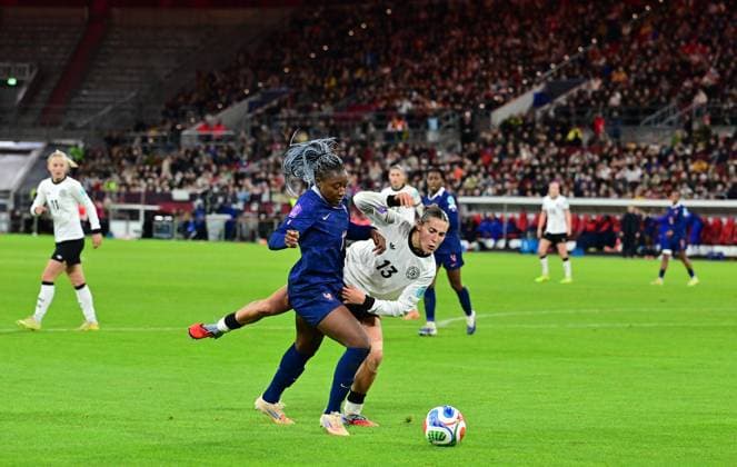 24 10 2025 Duesseldorf Football, Women, Season 2025 2026, UEFA Nations League, Semifinal, Germany vs France duel between v li Kadidiatou Diani France , Carlotta Wamser Germany DFL regulations prohibit any use of photographs as image sequences and or quasi video Merkur Spiel Arena NRW Germany