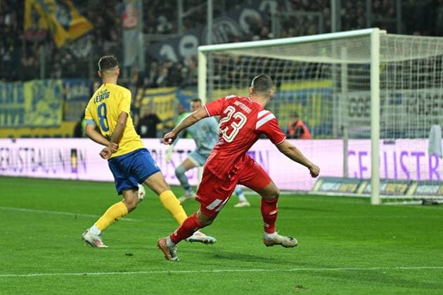 Soccer I Men I Season 2025 2026 I Regionalliga I Matchday 13 I Hallescher FC 1 FC Lokomotive Leipzig I 24 10 2025 Farid Abderrahmane 8, 1 FC Lokomotive Leipzig cannot prevent the pass into the middle from Marius Hauptmann 23, Hallescher FC, goal assist by Hartmann Halle Saale Leuna Chemie Stadion Sachsen Anhalt Germany Copyright: xLobeca InesxHähnelx