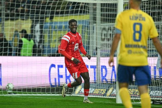 Soccer I Men I Season 2025 2026 I Regionalliga I 13 Matchday I Hallescher FC 1 FC Lokomotive Leipzig I 24 10 2025 Goal celebration Bocar Baro 26, Hallescher FC Crop, close-up, portrait, portrait, single photo, single image, body Halle Saale Leuna Chemie Stadion Sachsen Anhalt Germany Copyright: xLobeca InesxHähnelx