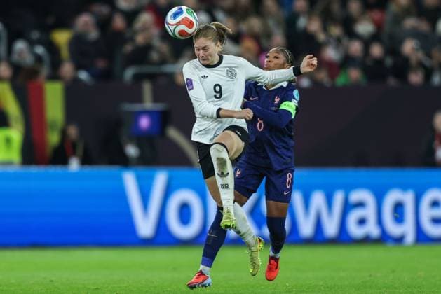 Soccer Women UEFA Womens Nations League Semifinal Germany France on 24 10 2025 at Merkurs Spiel Arena in Düsseldorf Sjoeke Nüsken Germany , left Grace Geyoro France , right DFB regulations prohibit any use of photographs as image sequences and or quasi video xJRx