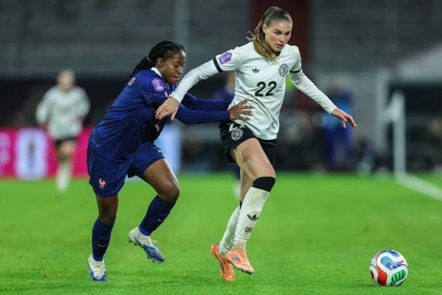 Soccer Women UEFA Womens Nations League Semifinal Germany France on 24 10 2025 at Merkurs Spiel Arena in Düsseldorf Oriane Jean Francois France , left Jule Brand Germany , right DFB regulations prohibit any use of photographs as image sequences and or quasi video xJRx