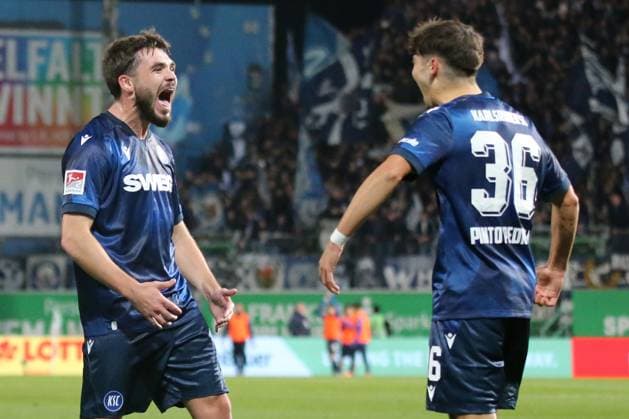 24 10 2025, xpfrx, Fußball 2 Bundesliga, SpVgg Greuther Fuerth Karlsruher SC v l Torjubel nach dem Tor zum celebrating the goal celebrate 0 2 durch Lilian Egloff Karlsruher SC KSC DFL DFB REGULATIONS PROHIBIT ANY USE OF PHOTOGRAPHS as IMAGE SEQUENCES and or QUASI VIDEO Fuerth