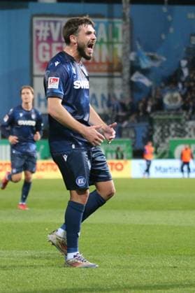 24 10 2025, xpfrx, Fußball 2 Bundesliga, SpVgg Greuther Fuerth Karlsruher SC v l Torjubel nach dem Tor zum celebrating the goal celebrate 0 2 durch Lilian Egloff Karlsruher SC KSC DFL DFB REGULATIONS PROHIBIT ANY USE OF PHOTOGRAPHS as IMAGE SEQUENCES and or QUASI VIDEO Fuerth