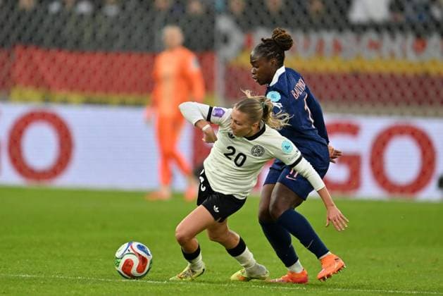 duel, duel, tackle, tackling, dynamics, action, Elisa Senß DFB Frauen , Germany,20 Sandy Baltimore France, 17 , 24 10 2025, Düsseldorf Germany , Football,FIFA Womens World Cup 2027 Semi Final DFB Frauen France xmkx