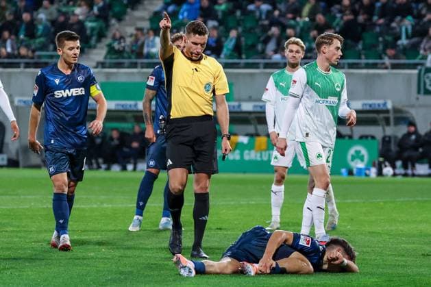 Referee Referee Eric Weisbach decides on corner kick, Rafael Pinto Pedrosa 36 Karlsruher SC lies on the ground, SpVgg Greuther Fuerth vs Karlsruher SC, Football, Men, DFL, 2 Bundesliga, Season 2025 2026, Sportpark Ronhof Thomas Sommer, Matchday 10, 24 10 2025 Fuerth Bavaria Germany Copyright: xkolbert-press MartinxAgüerax