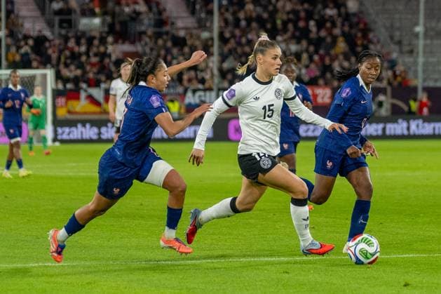 24 10 2025, Soccer international, Womens Nations League, semi-final, round 1 of 2, season 2025 2026, Germany France in the Merkur Spiel Arena in Duesseldorf duel between Selma Bacha France, 13 and Selina Cerci Germany, 15 Important note According to the guidelines of FIFA or UEFA, it is prohibited to use or have used photographs taken in the stadium and or from the game in the form of sequential images and or video-like photo series Photo Kirchner Media Thomas Haesler Copyright: xKirchner-Media ThomasxHaeslerx