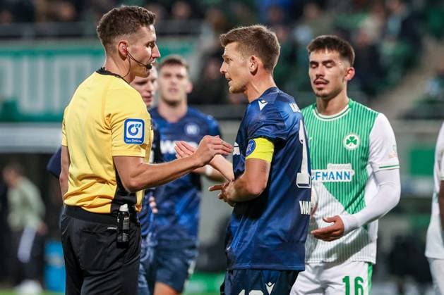 Referee Eric Weisbach discusses with kl10 , SpVgg Greuther Fuerth vs Karlsruher SC, Football, Men, DFL, 2 Bundesliga, Season 2025 2026, Sportpark Ronhof Thomas Sommer, Matchday 10, 24 10 2025 Fuerth Bayern Germany Copyright: xkolbert-press MartinxAgüerax