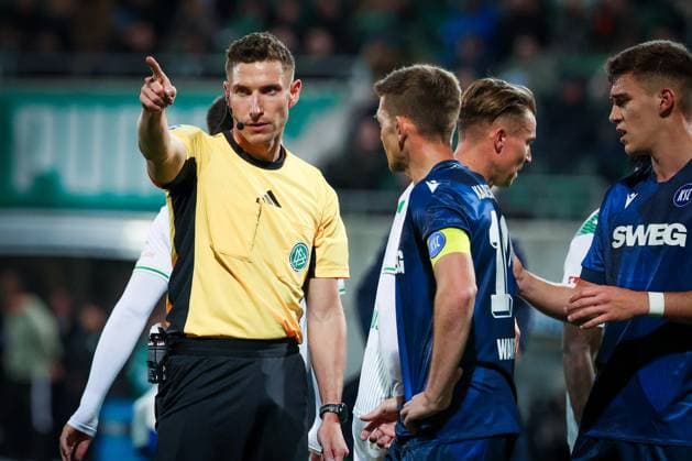 Referee Referee Eric Weisbach indicates that there is a corner kick, SpVgg Greuther Fuerth vs Karlsruher SC, Football, Men, DFL, 2 Bundesliga, Season 2025 2026, Sportpark Ronhof Thomas Sommer, Matchday 10, 24 10 2025 Fuerth Bavaria Germany Copyright: xkolbert-press MartinxAgüerax