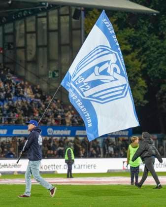 24 10 2025, Hänsch Arena, Meppen, GER, Regionalliga Nord, Matchday 16 SV Meppen vs SV Drochtersen Assel, Flag bearer with SVM flag on the pitch DFL REGULATIONS PROHIBIT ANY USE OF PHOTOGRAPHS AS IMAGE SEQUENCES AND OR QUASI VIDEO Meppen Lower Saxony Germany Hänsch Arena