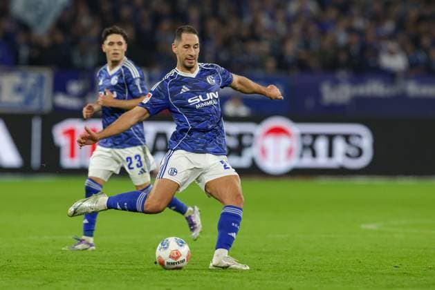 Gelsenkirchen, Germany, 24 10 25 Nikola Katic FC Schalke 04 in action, on the ball, single action during the 2 Bundesliga match between FC Schalke 04 SV Darmstadt 98 at the Veltins Arena on October 24, 2025 in Gelsenkirchen, Germany Gelsenkirchen Veltins Arena Germany Copyright: xStefanxBrauer Brauer-Fotoagenturx