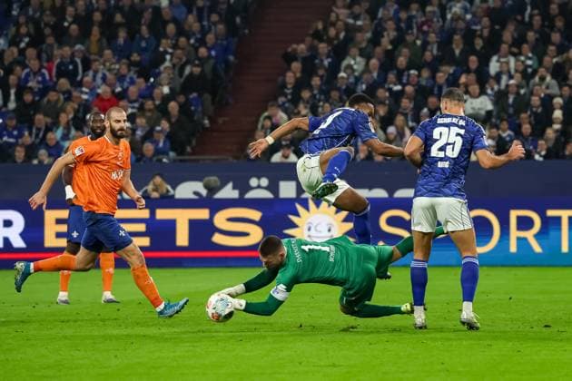 Gelsenkirchen, Germany, 24 10 25 Moussa Sylla FC Schalke 04 , goalkeeper Marcel Schuhen SV Darmstadt 98 and Nikola Katic FC Schalke 04 fighting for the ball during the Bundesliga 2 match between FC Schalke 04 SV Darmstadt 98 at Veltins Arena on October 24, 2025 in Gelsenkirchen, Germany Gelsenkirchen Veltins Arena Germany Copyright: xStefanxBrauer Brauer-Fotoagenturx